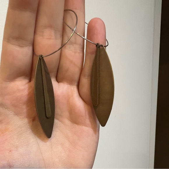 Lightweight brass teardrop hoop earrings - Picture 3 of 6